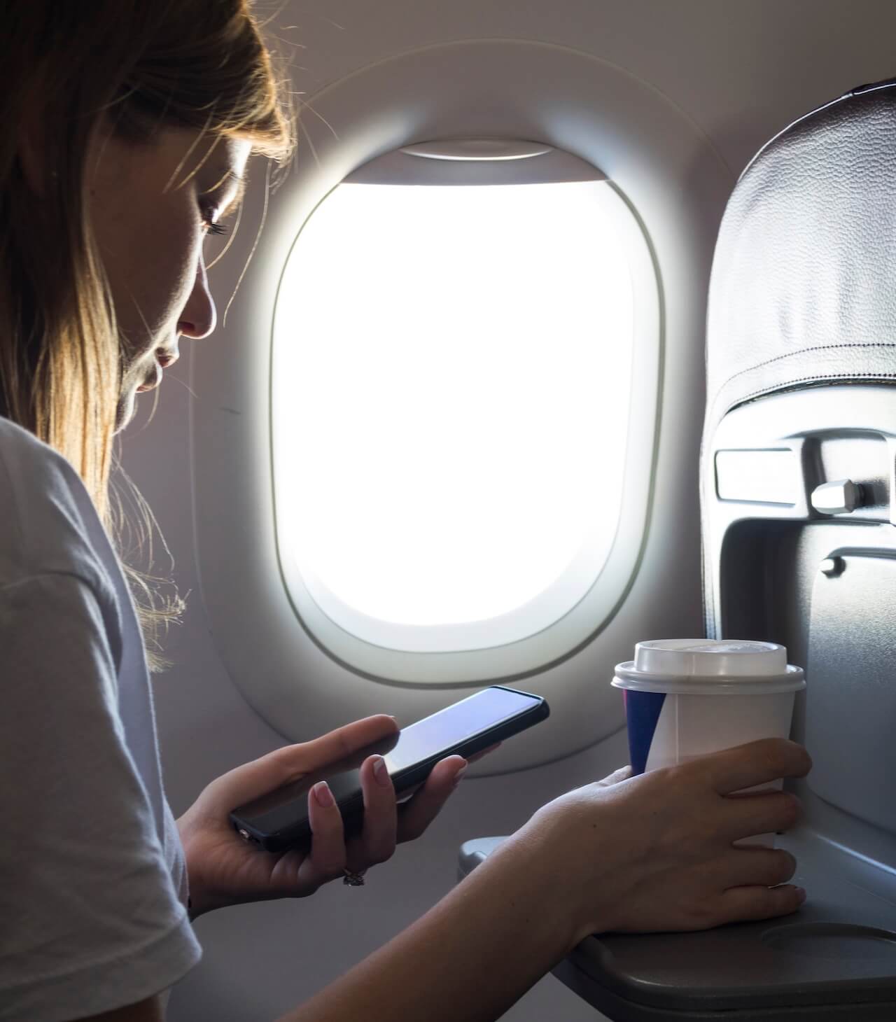 Calculadora e cartões de programas de milhas sobre uma mesa